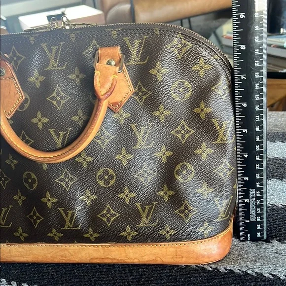 Louis Vuitton Alma Monogram - Picture 9 of 17